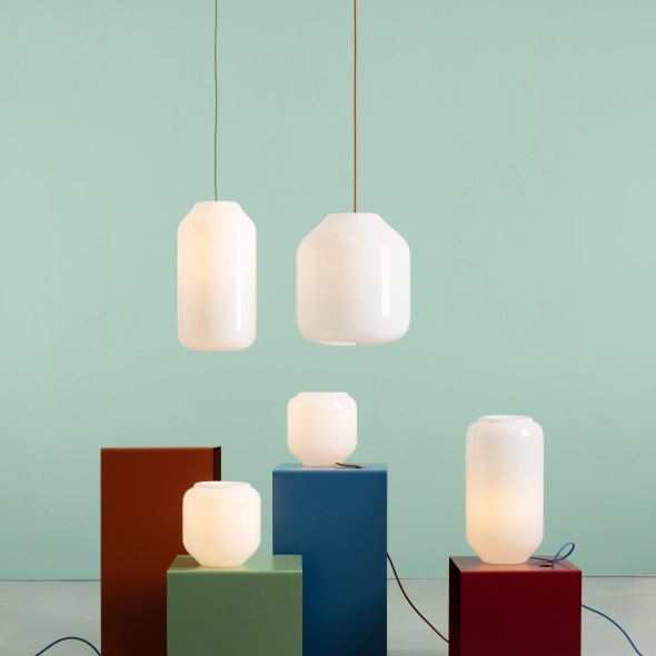 Mała, minimalistyczna lampa biurkowa z błękitnym kablem FLASK TABLE S SAPPHIRE proj. Mikołaj Nicer (Nicer Design)