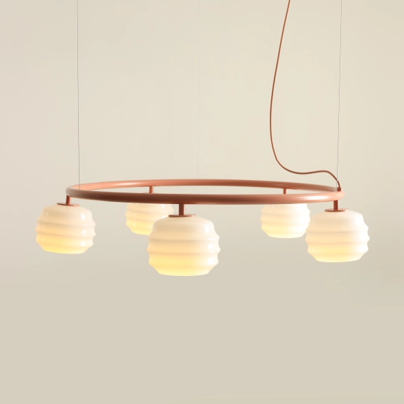 Okrągła lampa wisząca 5-płomienna w koralowym kolorze ze szklanymi kloszami PUFF 5 RING CORAL