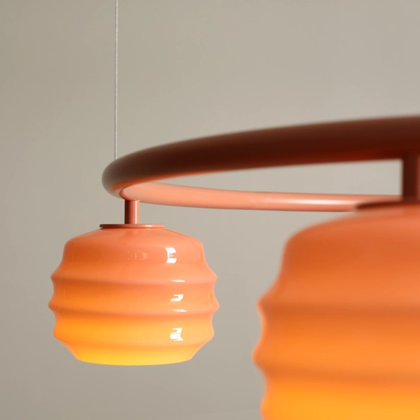 Okrągła lampa wisząca 5-płomienna w kolorze koralowym ze szklanymi kloszami PUFF GLAZE 5 RING CORAL